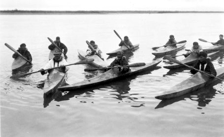 2inuit_in_kayaks